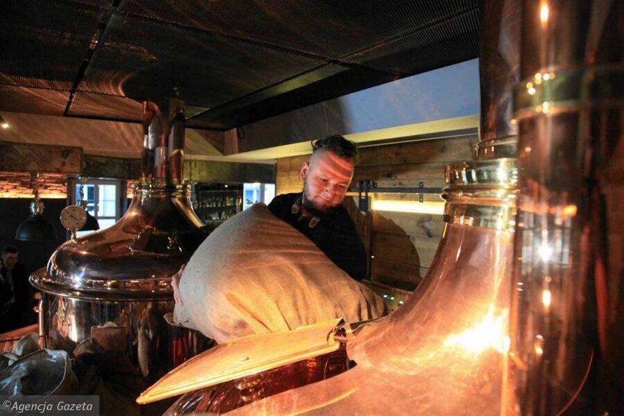 Wroclaw: Guided Tour & Beer Tasting (2 hours) - The naked Fencer Fountain and student stories