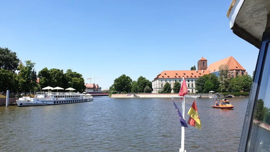 Wrocław: Long City Walk and River Cruise - Key details that shape the experience