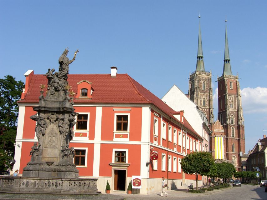 Wroclaw: Old City Walk and Cruise with Small Gondola - Meeting beneath the Old Town Hall