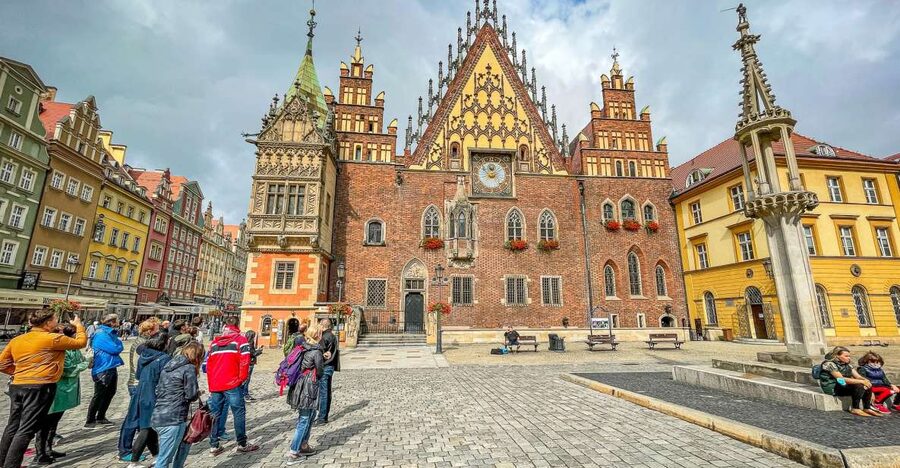 Wrocław: Old Town and Ostrów Tumski Walking Tour in English - Market Hall and a useful pause during the walk