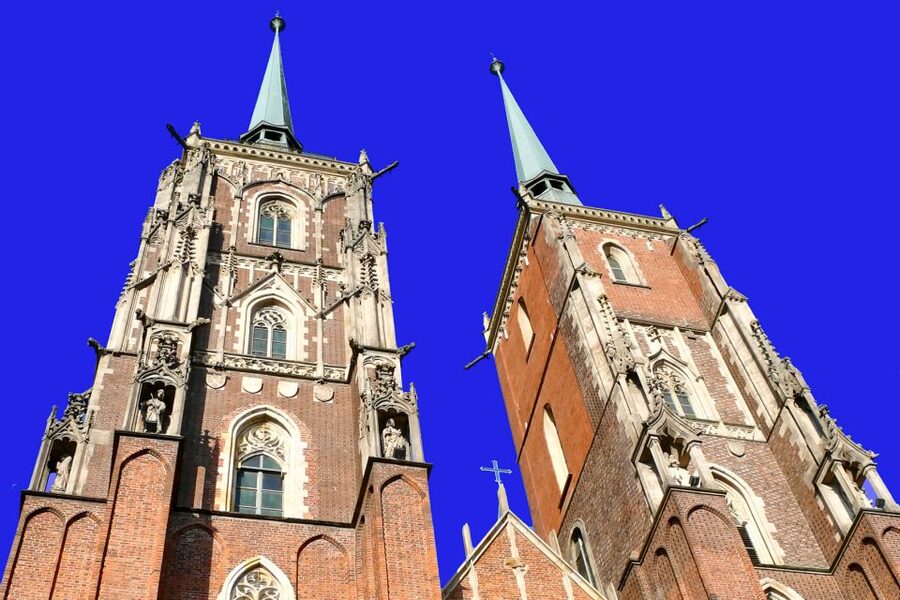 Wroclaw: Private Old Town Guided Walking Tour (2 hours) - Hala Targowa and a taste of daily Wroclaw
