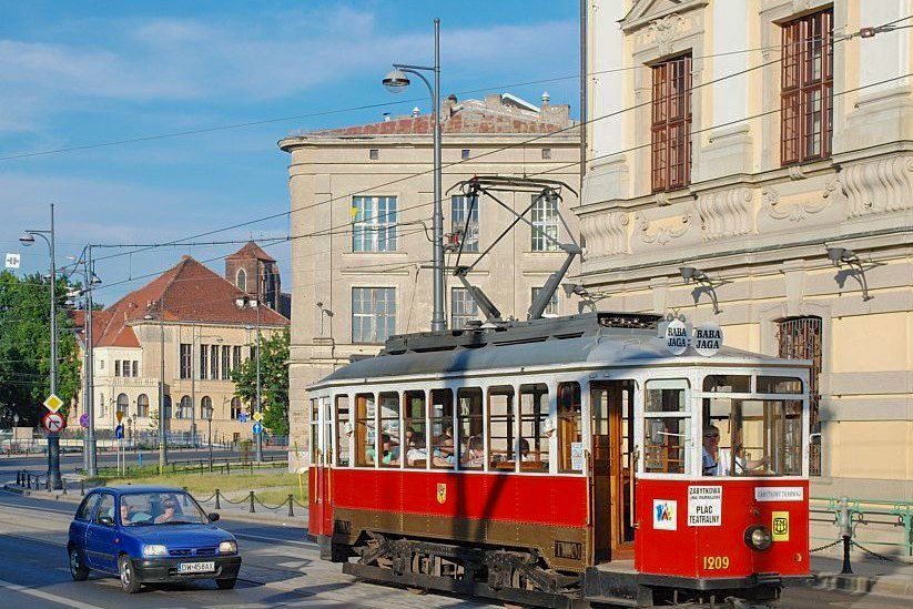 Wroclaw: Private Tour by smal Historic Tram (1,5h, 16 seats) - Pergola and the seasonal fountain show